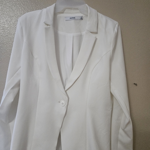 Cream color blazer nice with a bit of shoulder pad - Picture 3 of 3